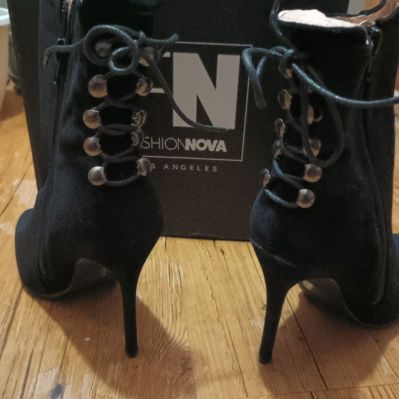 Ankle boots - Picture 1 of 6